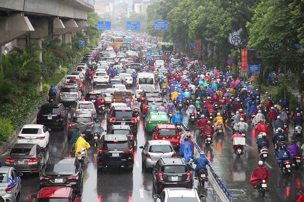 Mưa xối xả đúng giờ cao điểm, đường phố Hà Nội ùn tắc kéo dài