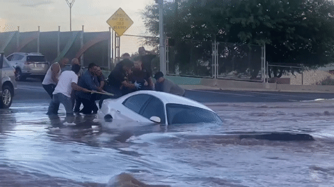 Giải cứu nữ tài xế thoát khỏi chiếc xe rơi xuống hố sâu ngập nước