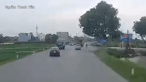 Khoảnh khắc xe con đâm trực diện xe tải nát đầu ở Bắc Ninh