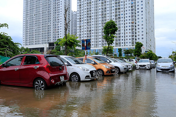 Loạt xe hơi bất động chờ nước rút sau trận mưa buổi sáng