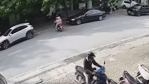 Tài xế lùi xe húc bay 3 người đi xe máy