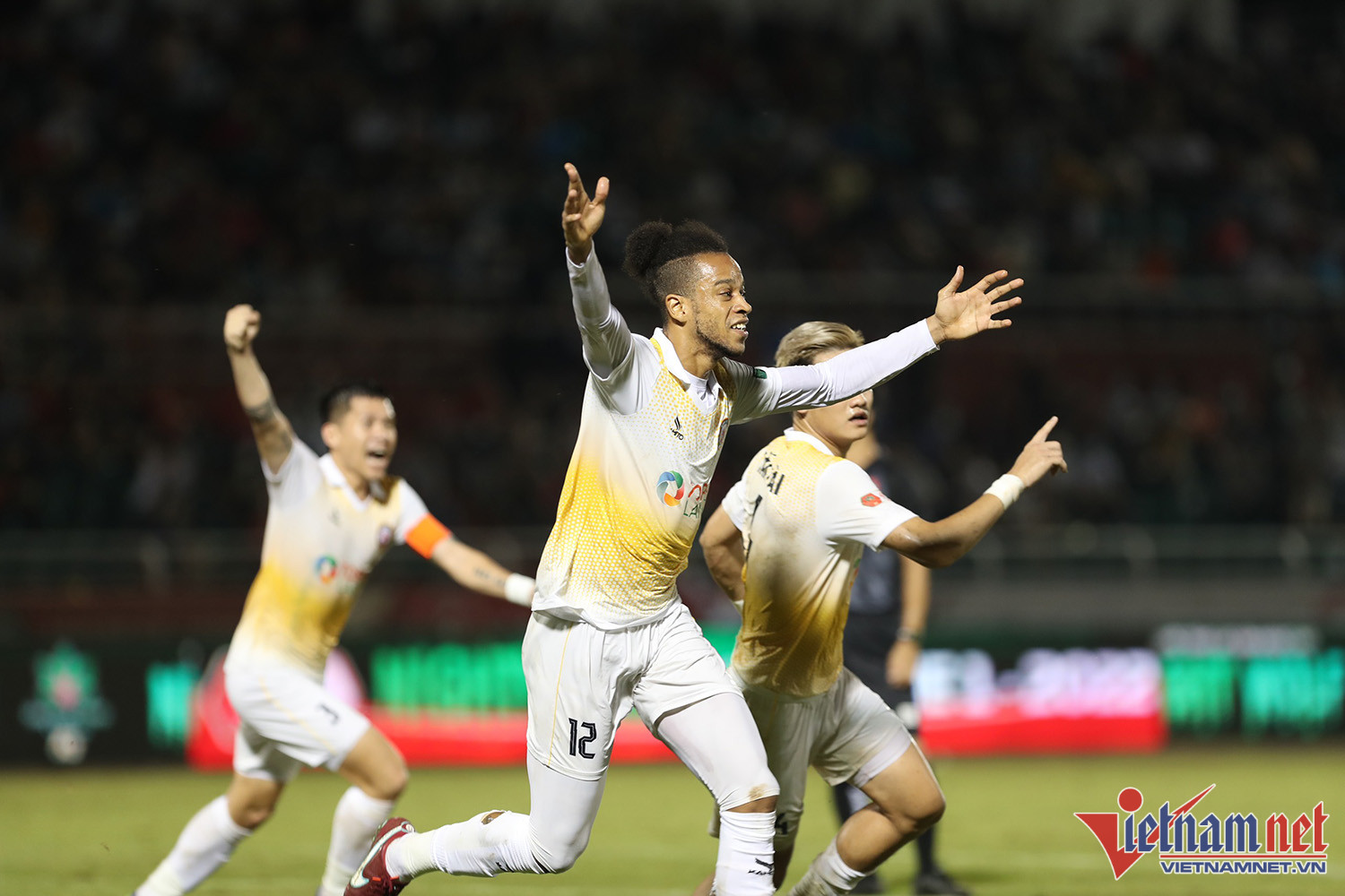 Video bóng đá TPHCM 1-2 Bình Định: Màn ngược dòng khó tin
