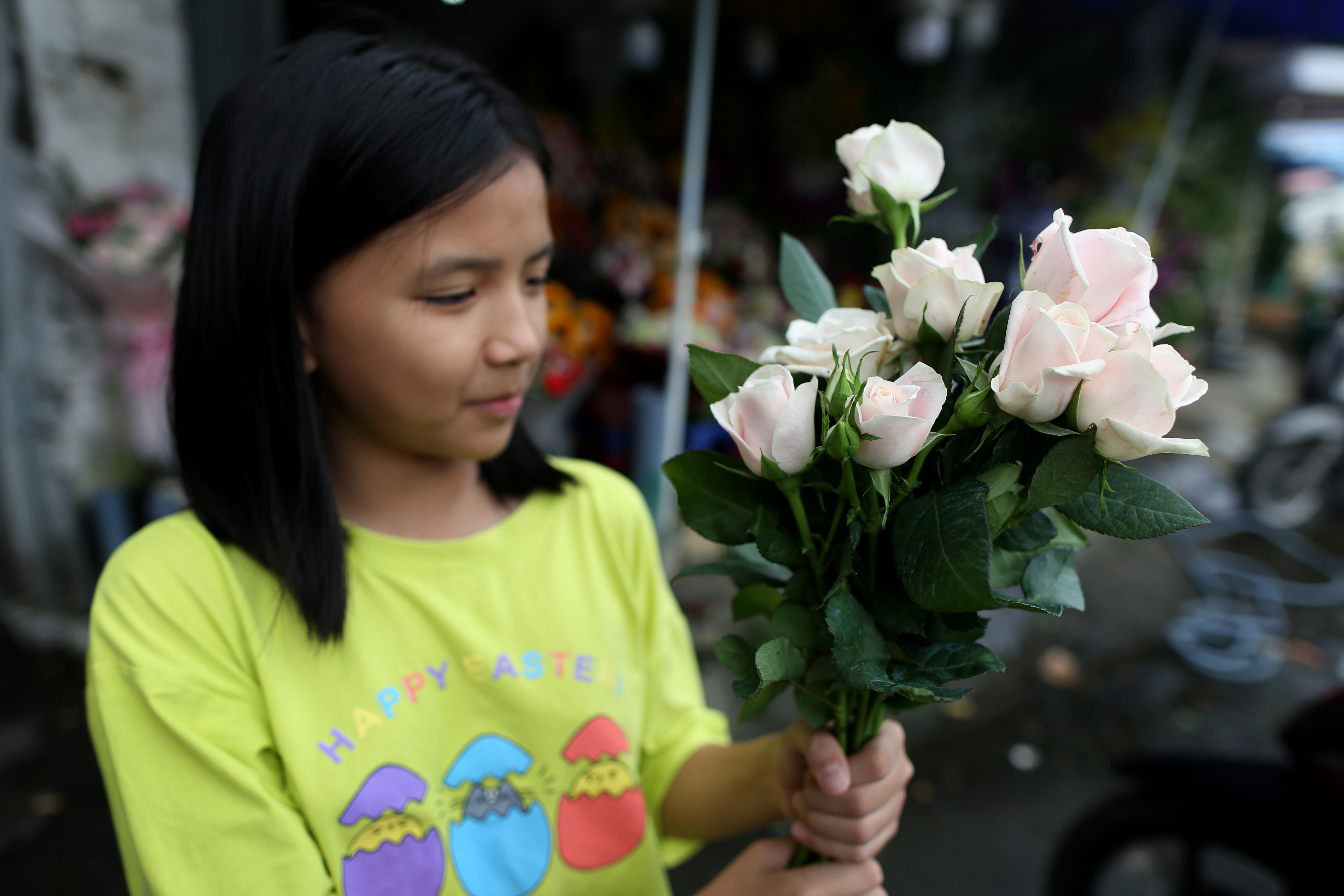 Bông hồng trắng, nén nhang và bình tro cốt mẹ của 3 đứa trẻ mồ côi - 8