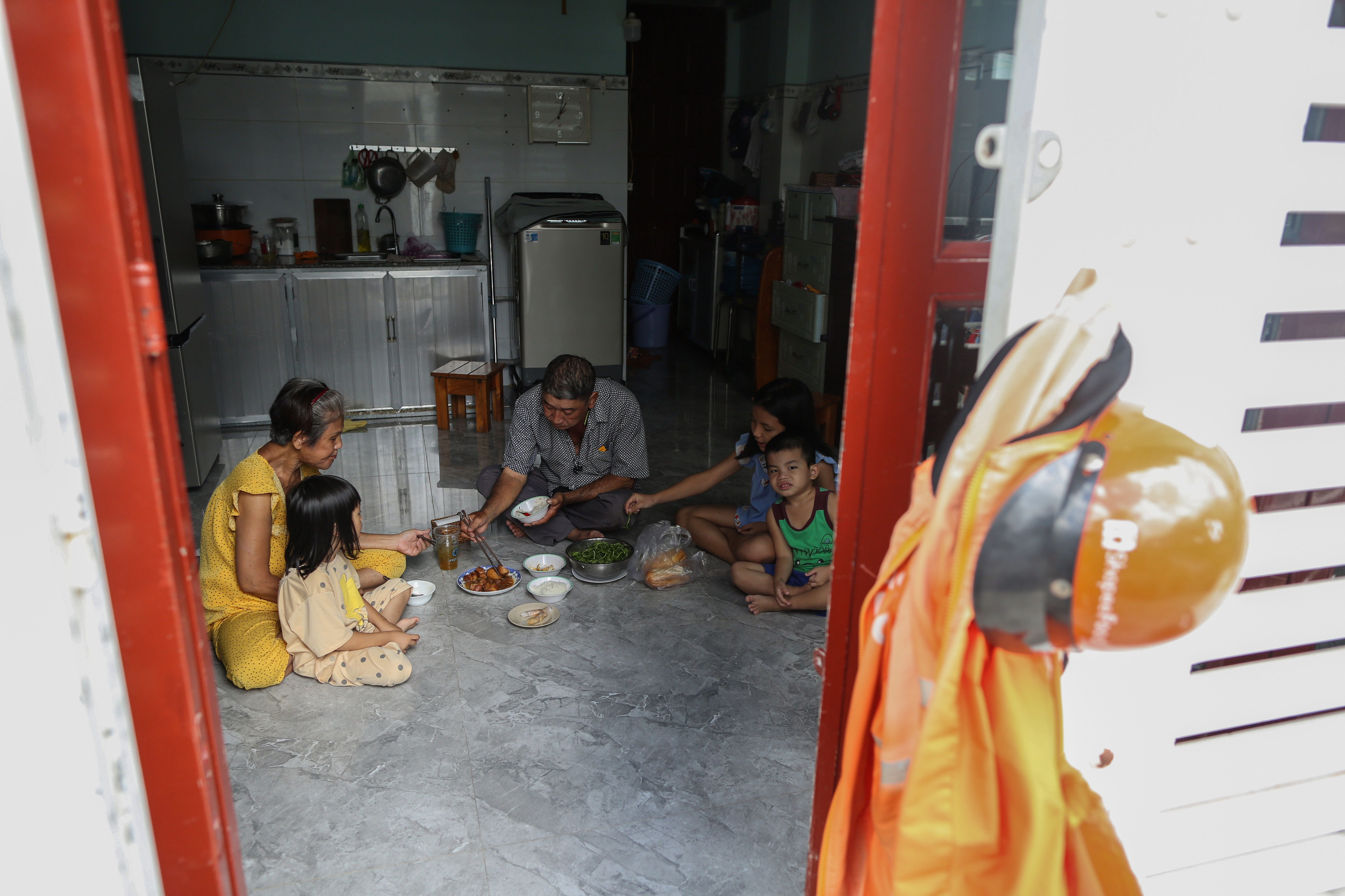 Bông hồng trắng, nén nhang và bình tro cốt mẹ của 3 đứa trẻ mồ côi - 1