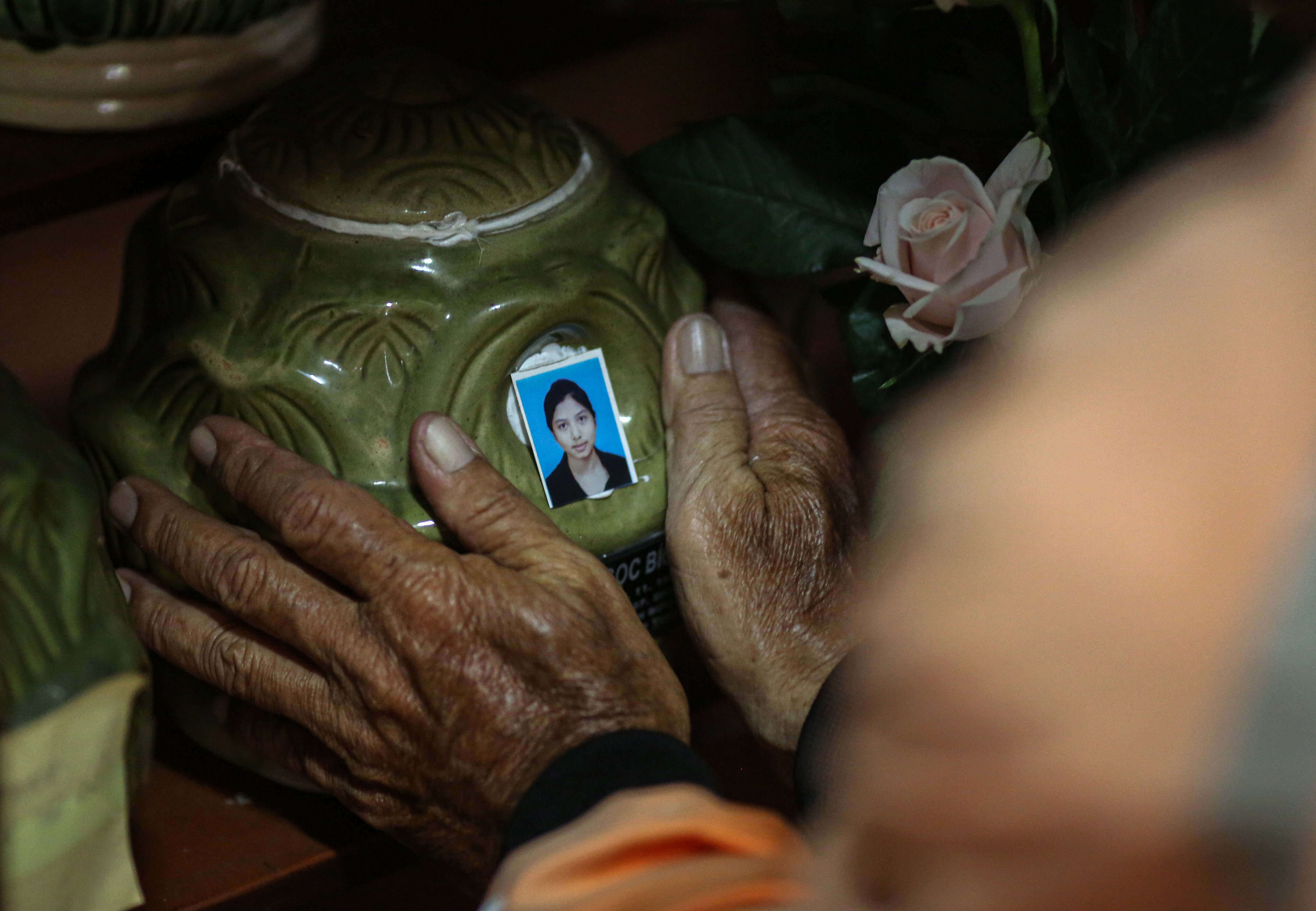 Bông hồng trắng, nén nhang và bình tro cốt mẹ của 3 đứa trẻ mồ côi - 13