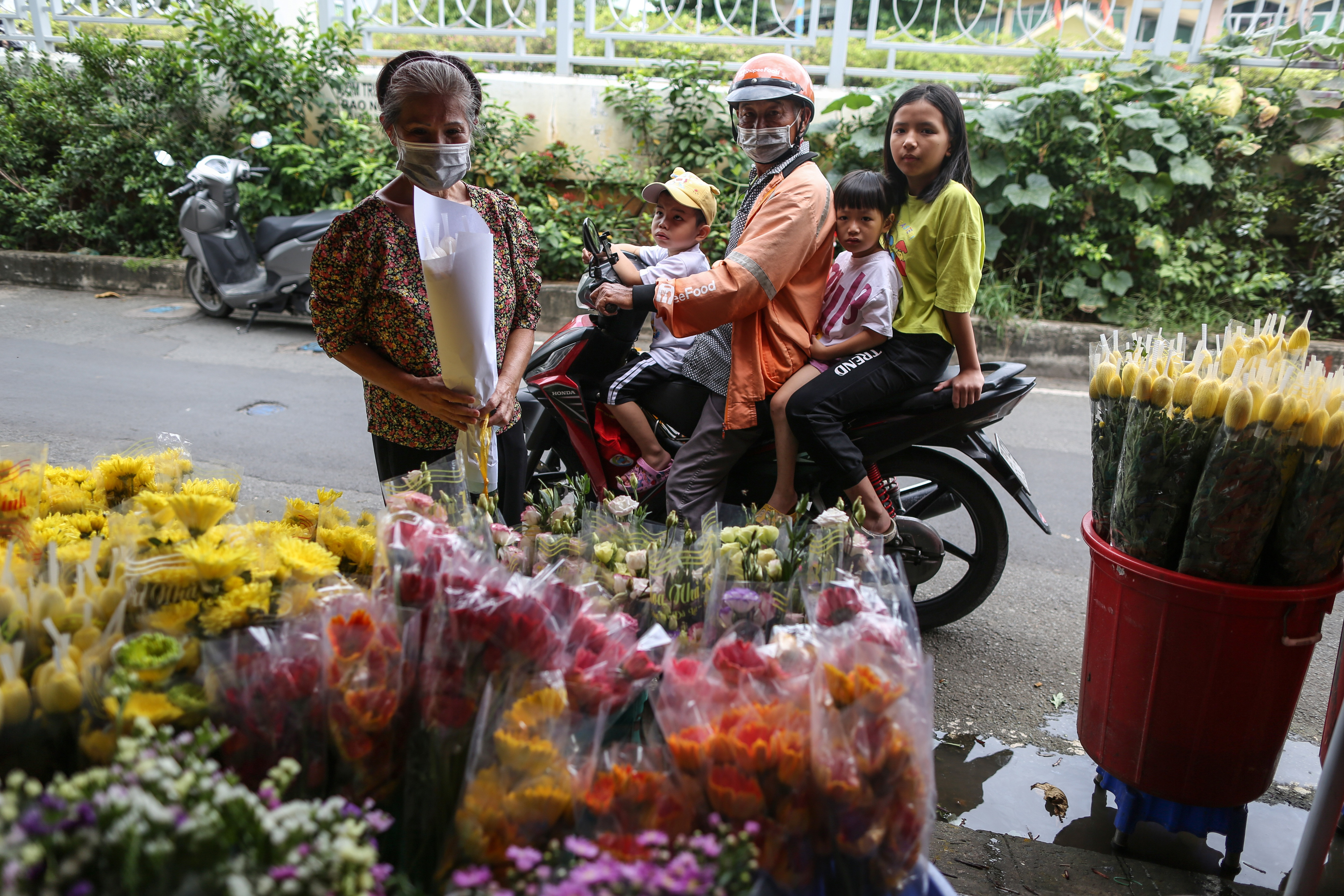 Bông hồng trắng, nén nhang và bình tro cốt mẹ của 3 đứa trẻ mồ côi - 7