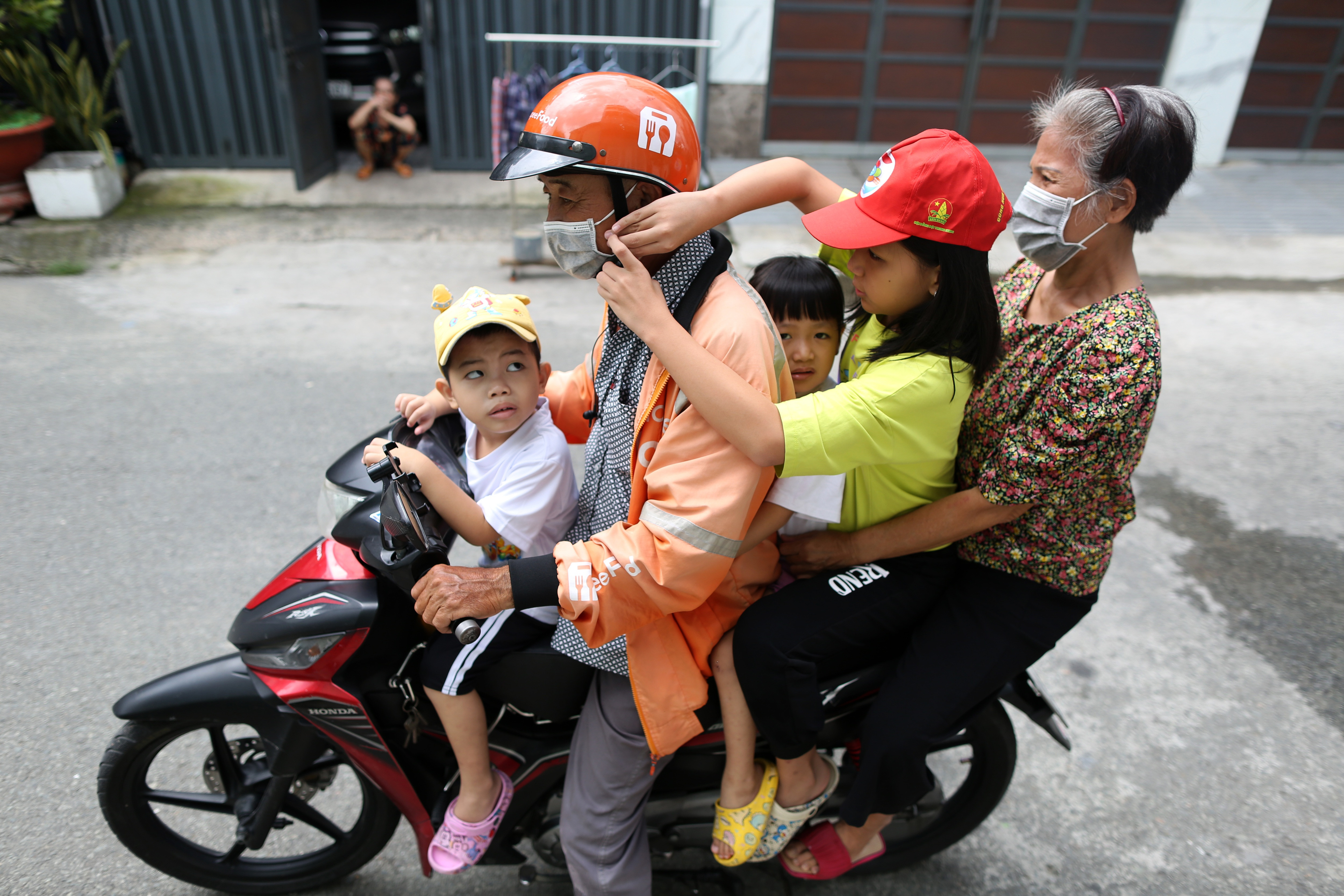 Bông hồng trắng, nén nhang và bình tro cốt mẹ của 3 đứa trẻ mồ côi - 6