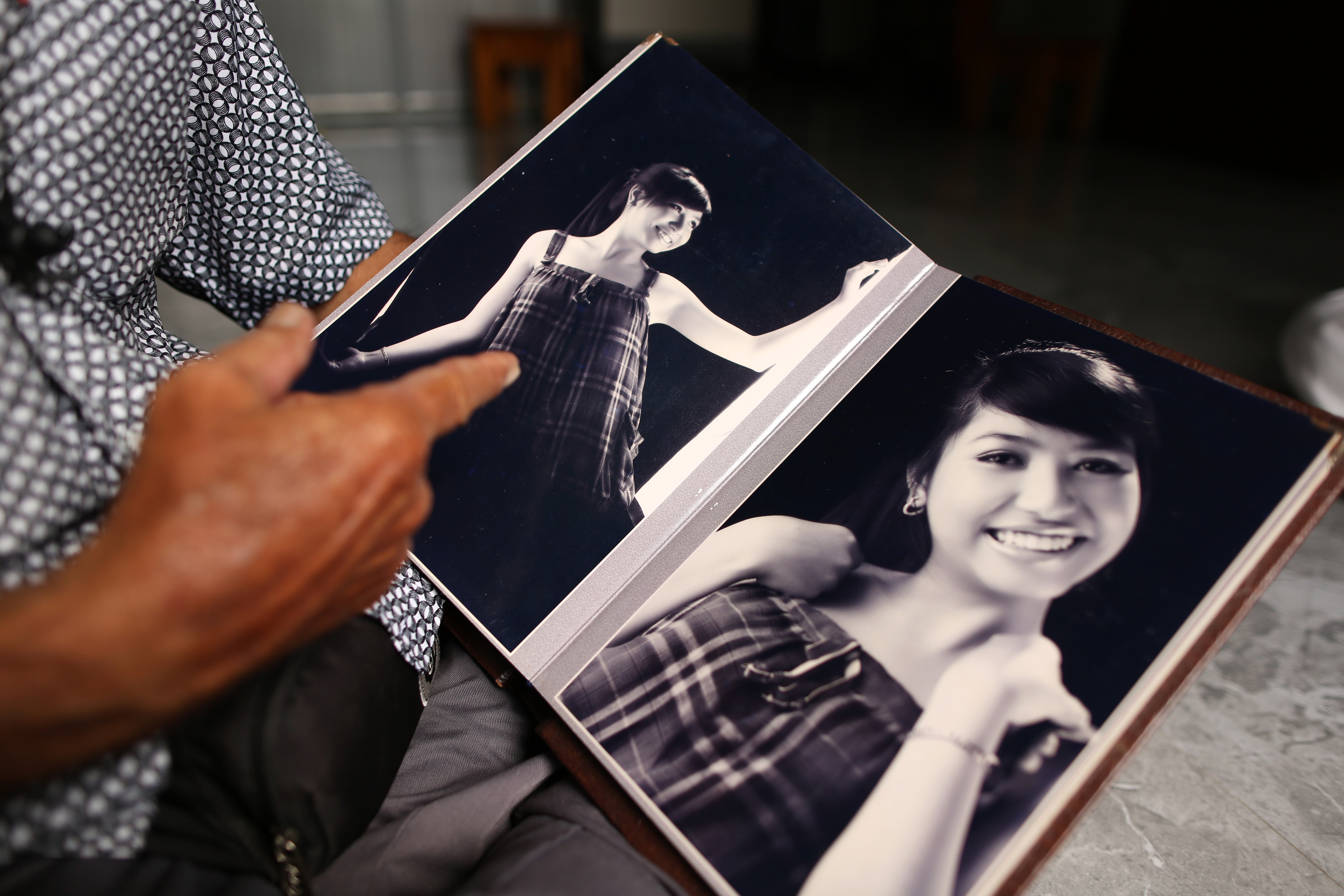 Bông hồng trắng, nén nhang và bình tro cốt mẹ của 3 đứa trẻ mồ côi - 2