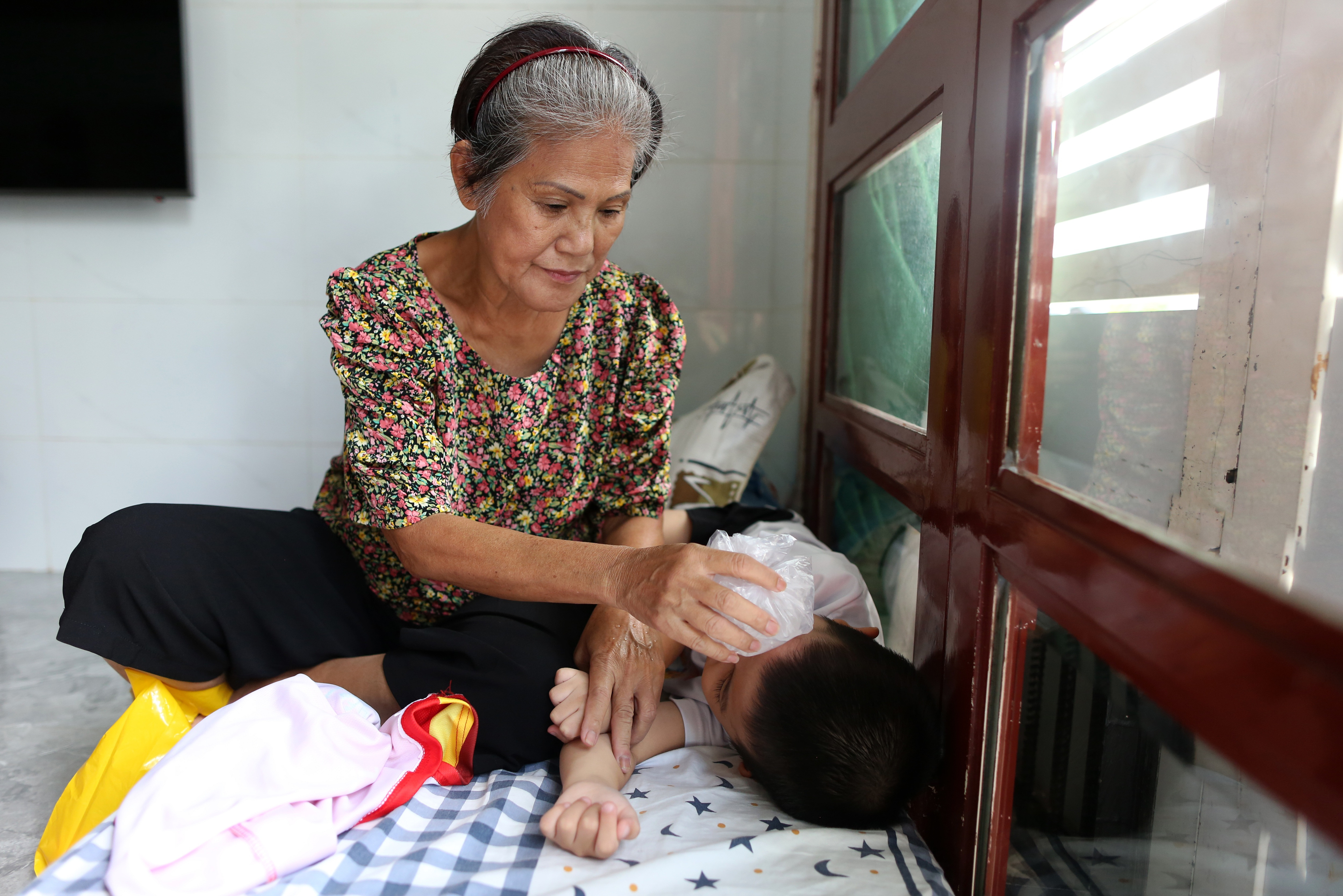 Bông hồng trắng, nén nhang và bình tro cốt mẹ của 3 đứa trẻ mồ côi - 5