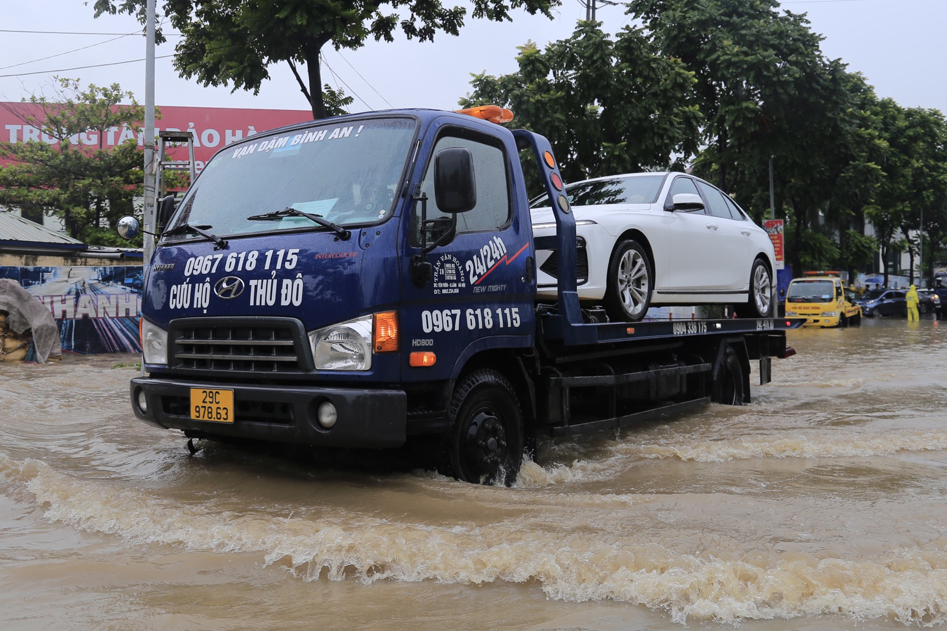 Cứu hộ 'chém' 600.000 đồng phí chở một ôtô qua đoạn ngập 30m ở đại lộ Thăng Long