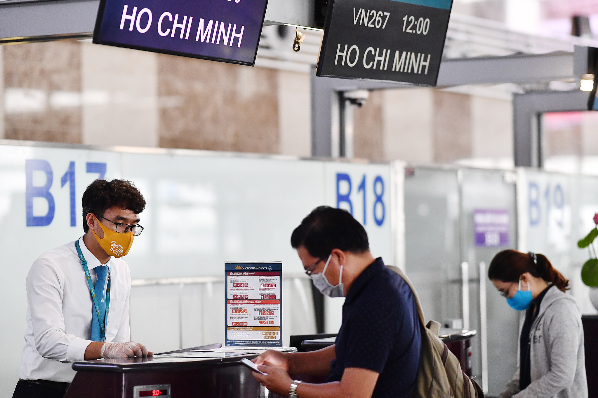 Liên tiếp đề xuất nâng trần giá vé máy bay nội địa