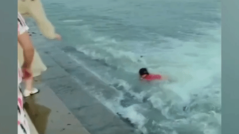 Khoảnh khắc cứu bé gái đuối nước dưới sông trong tích tắc