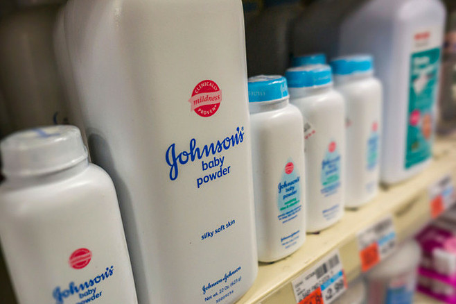 Johnson & Johnson dừng bán phấn rôm trẻ em có bột talc trên toàn cầu