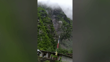 Khoảnh khắc lở núi kinh hoàng đổ ập xuống ngôi làng trên dãy Himalaya