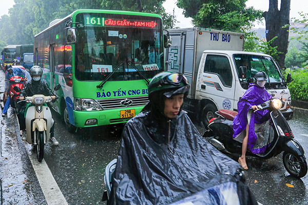 Dự báo thời tiết 12/8: Hà Nội tiếp diễn mưa to và giông
