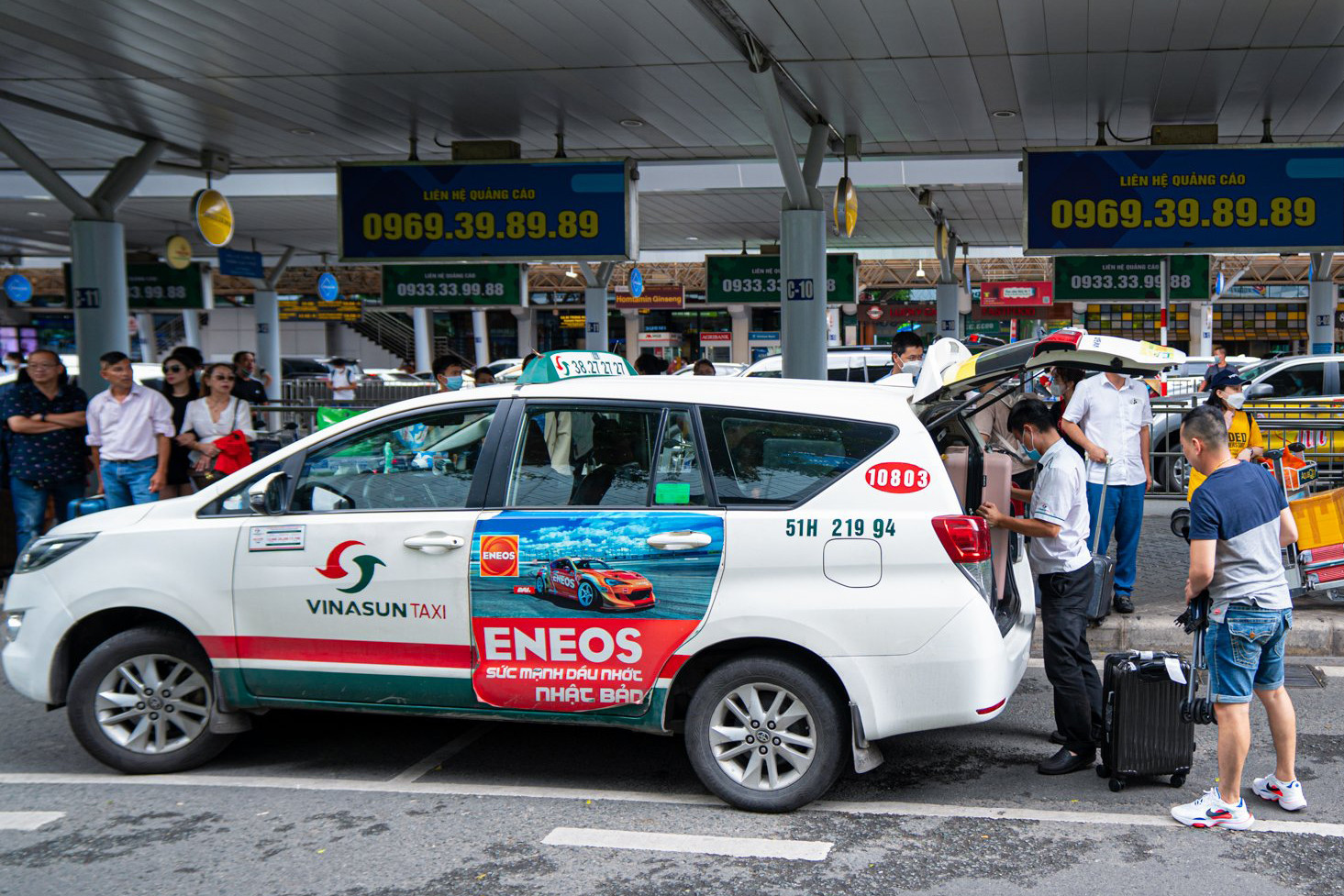 Trên trời tàu bay lượn vòng chờ chỗ đáp, dưới đất taxi sẵn sàng đợi 'chặt chém'