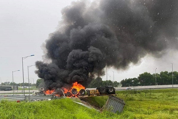 Xe container lật ngửa rồi bốc cháy trên cao tốc Hà Nội - Hải Phòng