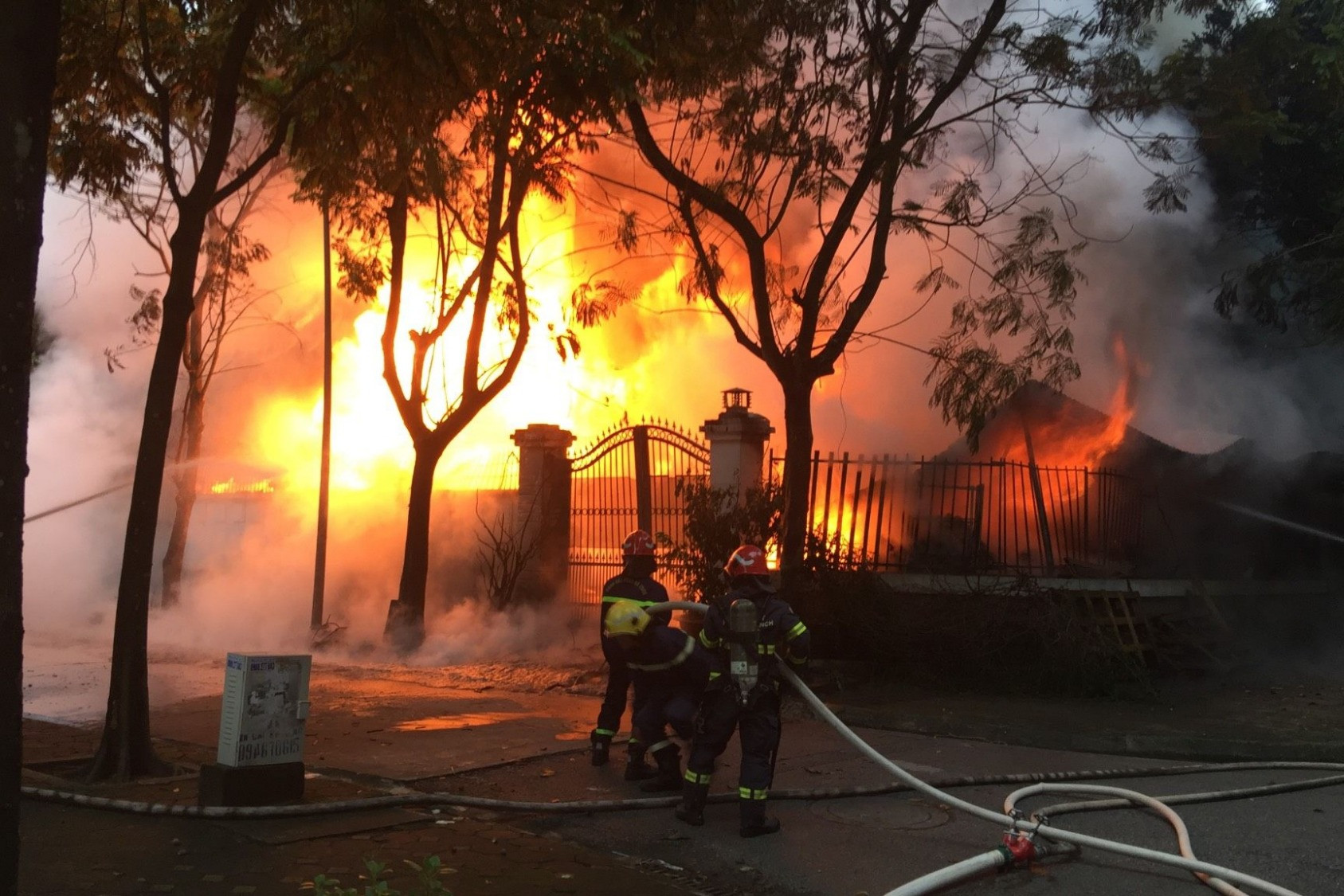 Cháy biệt thự trong khu đô thị Pháp Vân, khói lửa cuồn cuộn bốc cao