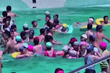 Người dân Triều Tiên đổ xô đến công viên nước giải nhiệt vì 'chiến thắng Covid-19'