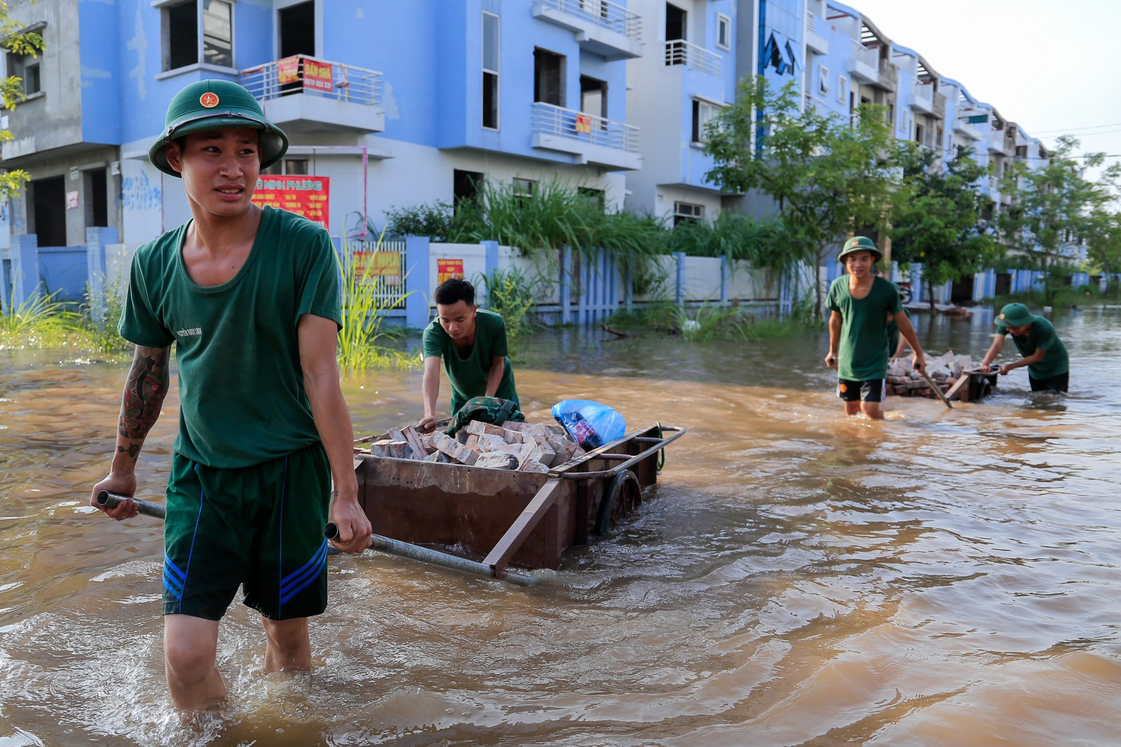 Sau mưa hai ngày, nước vẫn ngập sâu 70 cm ở khu biệt thự vùng ven Hà Nội