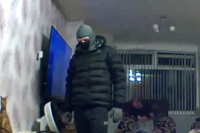 Rùng mình phát hiện kẻ lạ mặt cầm dao xuất hiện trong nhà qua CCTV