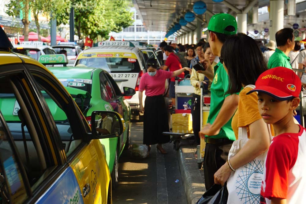 Thứ trưởng GTVT: Xử nghiêm taxi chèo kéo, ép giá tại sân bay Tân Sơn Nhất