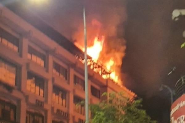 Cháy tầng 5 tòa nhà giữa trung tâm TP.HCM