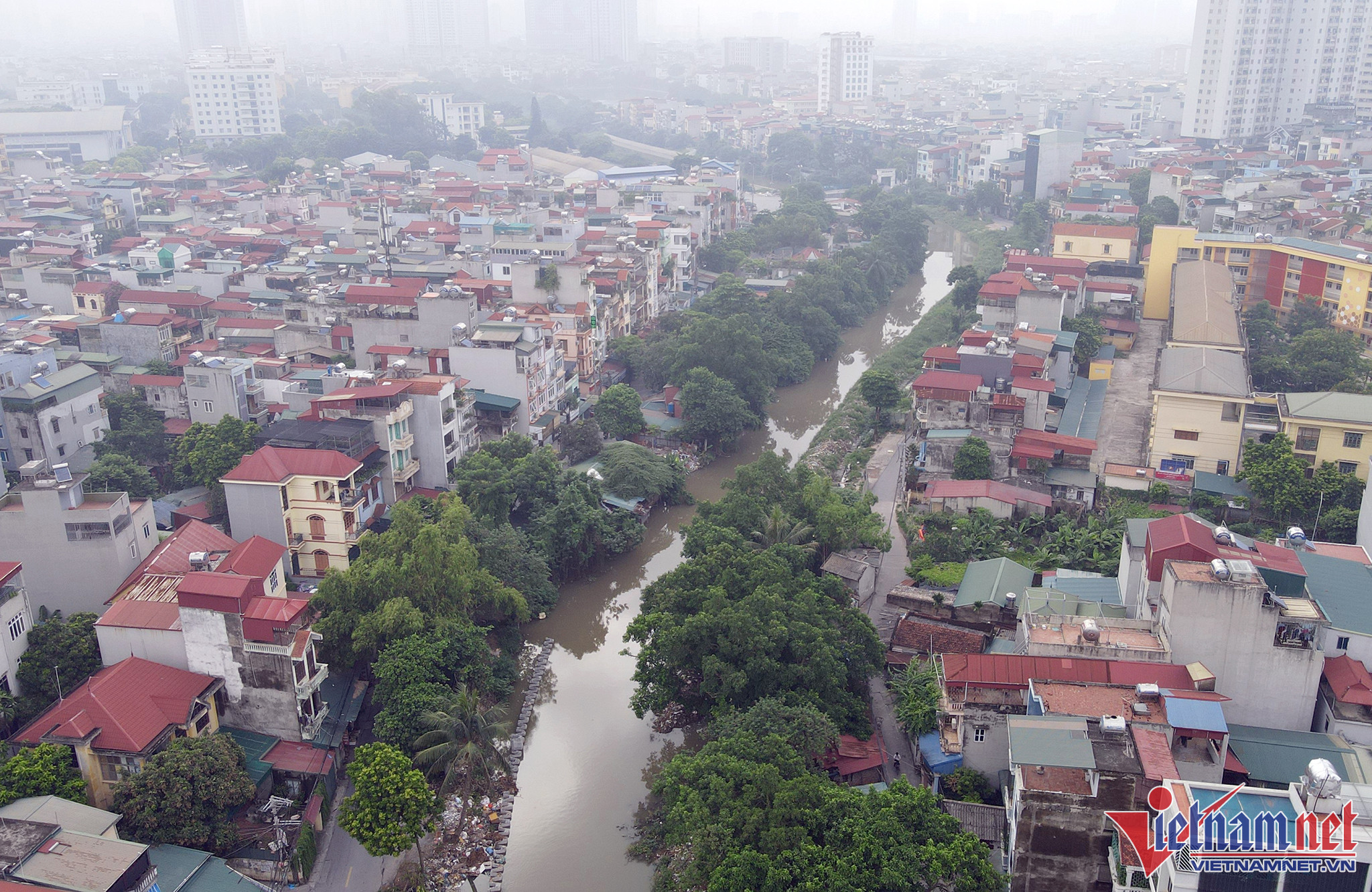 Giám đốc Sở Nông nghiệp và Phát triển nông thôn Hà Nội Chu Phú Mỹ cho biết, dự án xây dựng kênh La Khê bị tạm dừng thi công từ cuối năm 2019 đến nay, ảnh hưởng đến công tác tiêu thoát nước của hệ thống.
