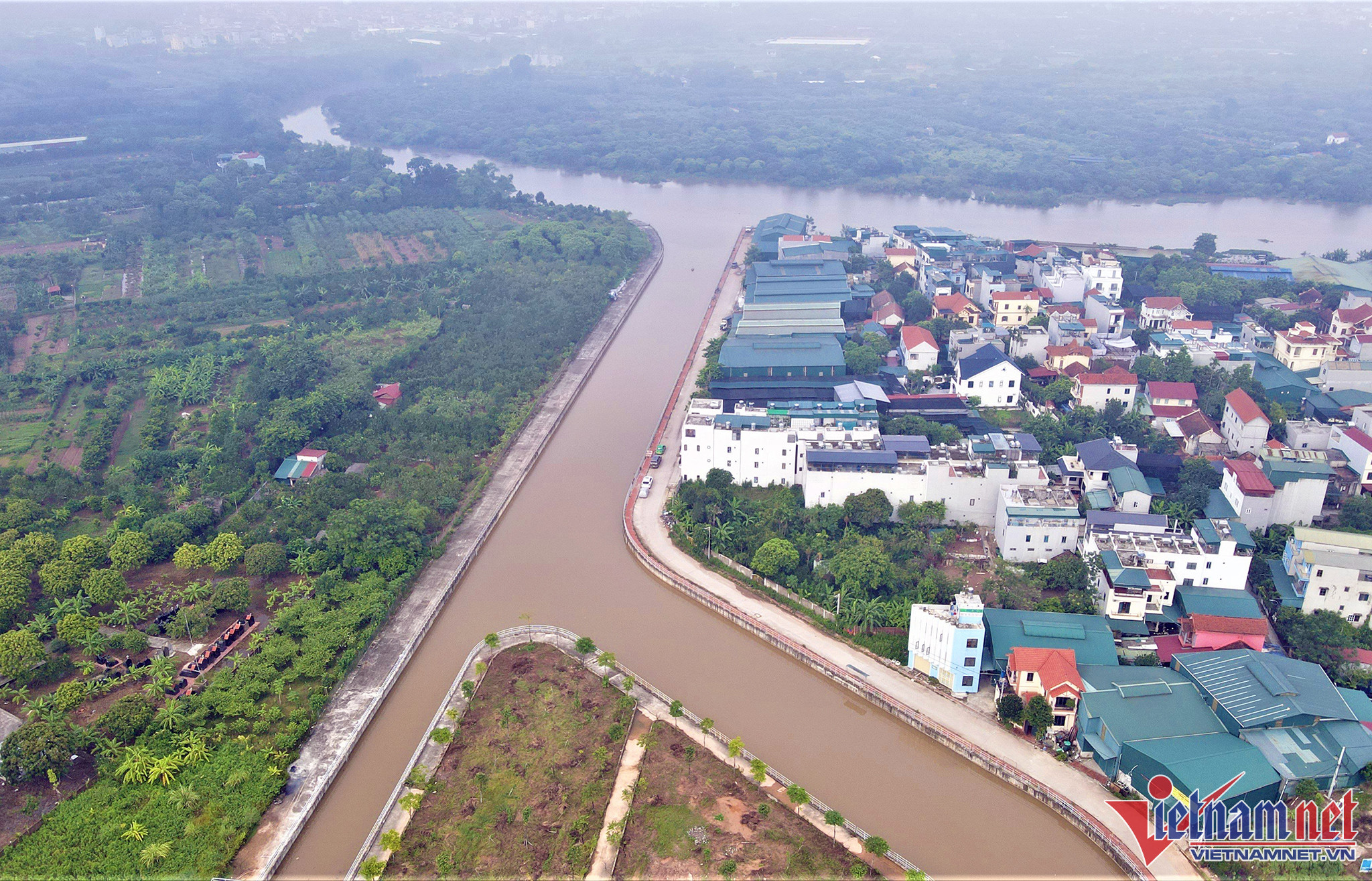 Tuy nhiên, suốt hai năm sau khi hoàn thành (năm 2020), 10 tổ máy của Trạm bơm Yên Nghĩa chưa bao giờ hoạt động hết công suất cho dù các quận, huyện phía Tây Hà Nội cứ mưa là ngập. Nguyên nhân là do hệ thống kênh dẫn nước La Khê ra Trạm bơm Yên Nghĩa chưa được xây dựng xong.