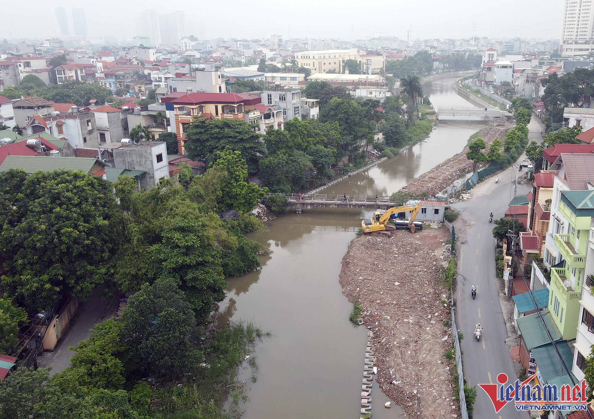 Tuy nhiên, đoạn kênh La Khê chảy qua địa bàn quận Hà Đông vẫn bị tắc do những vướng mắc liên quan đến giải phóng mặt bằng của gần 600 tổ chức, hộ gia đình.