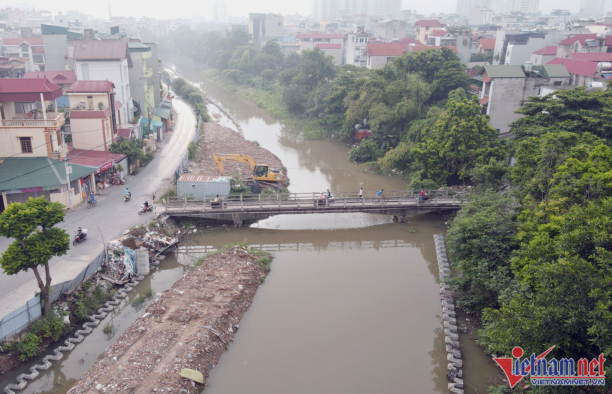 Hai bên bờ kênh La Khê đoạn chảy qua quận Hà Đông vẫn còn ngổn ngang đất, cát cản trở dòng chảy vào mùa mưa lũ. Vì vậy, Trạm bơm Yên Nghĩa không đủ nước để hoạt động đúng như công suất thiết kế.