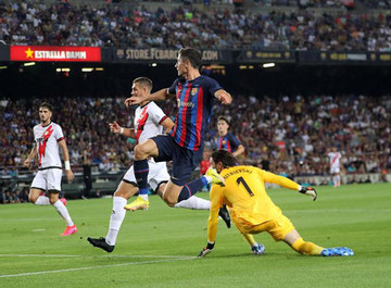 Lewandowski tịt ngòi, Barca hòa thất vọng trận ra quân