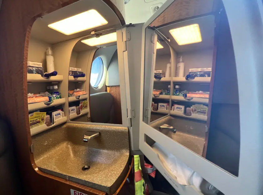 gia ve may bay anh 16