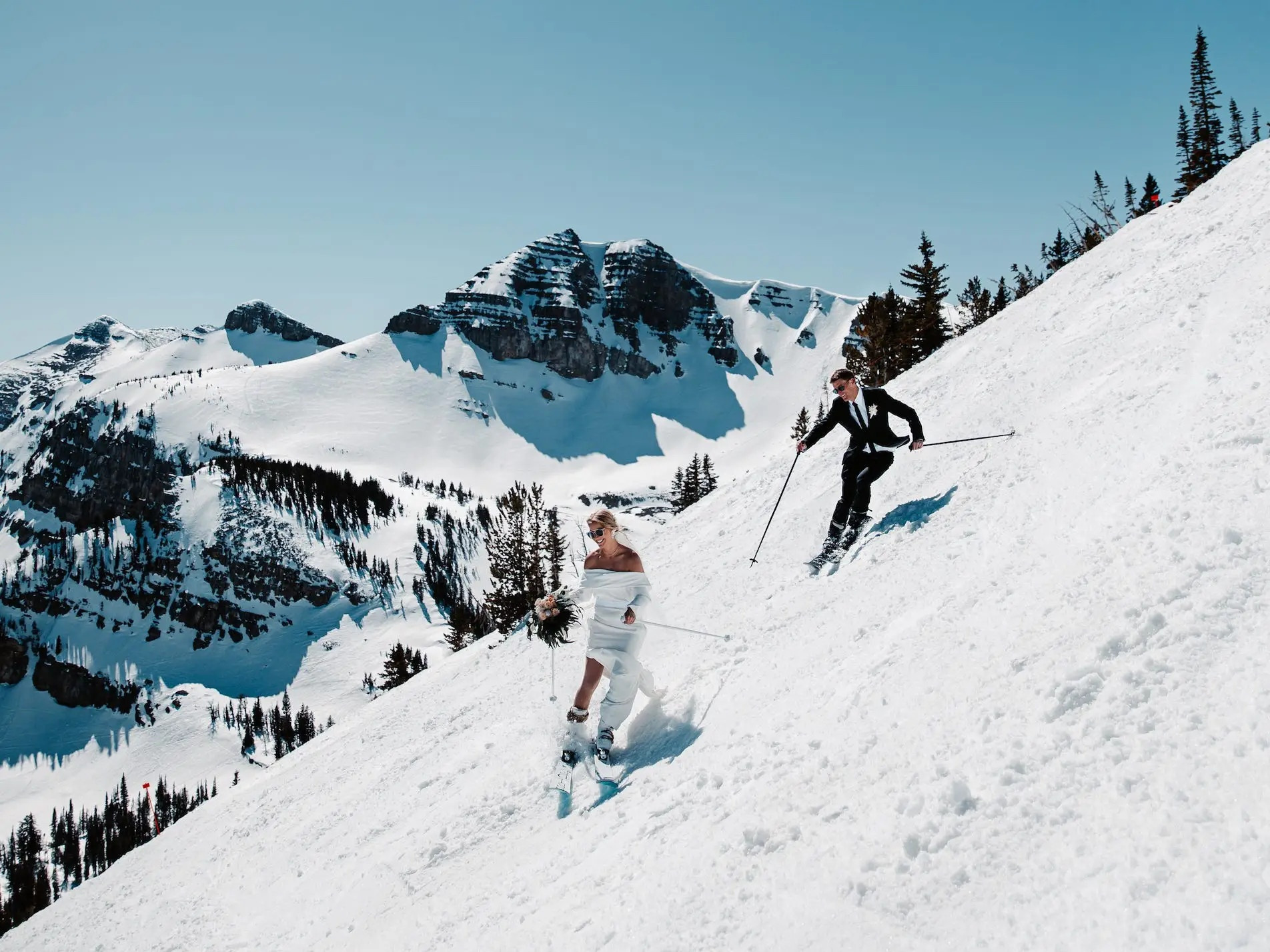 Trượt tuyết cưới là niềm mơ ước của nhiều đôi uyên ương. Hình ảnh này sẽ cho bạn thấy một khoảnh khắc lãng mạn và tuyệt đẹp trong ngày trọng đại của đôi tình nhân.