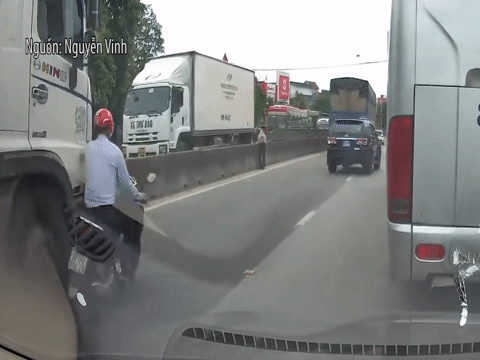 Ớn lạnh cảnh người đàn ông đi xe máy suýt bị xe tải cán qua đầu ở Nghệ An