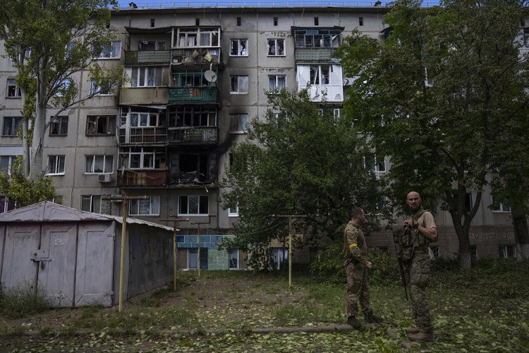 Ukraine đẩy lùi nhiều đợt tấn công ở Donetsk, Canada huấn luyện lính cho Kiev