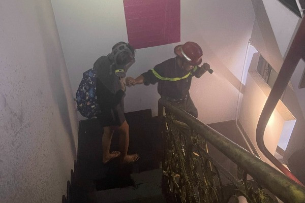 Cháy homestay ở TP.HCM, lính cứu hỏa dẫn cả chục khách thoát ra ngoài