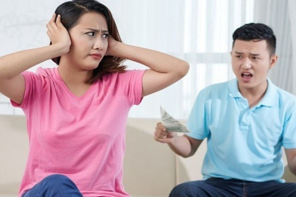 Tiếc 400 nghìn vợ phun chân mày, chồng chi tiền triệu đãi bạn nhậu