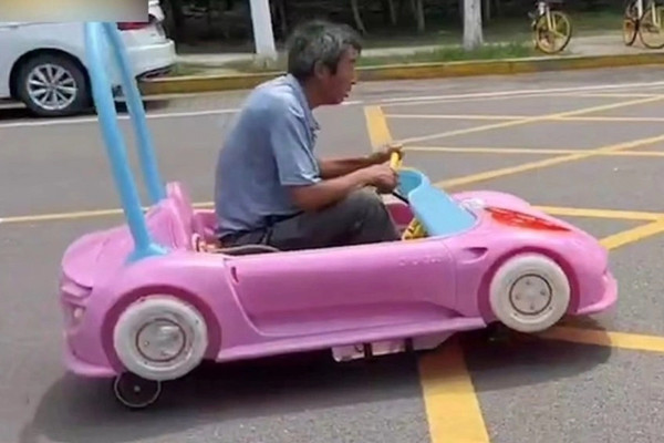 Người đàn ông lái xe đồ chơi gây náo loạn đường phố