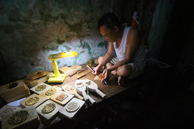 Artisans strive to keep traditional craft alive - Ảnh 7.