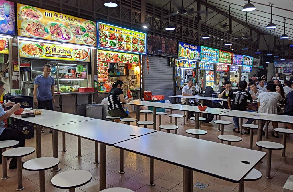 Vì sao tuyệt đối không nên ngồi vào bàn đặt sẵn khăn giấy khi đi ăn ở Singapore?