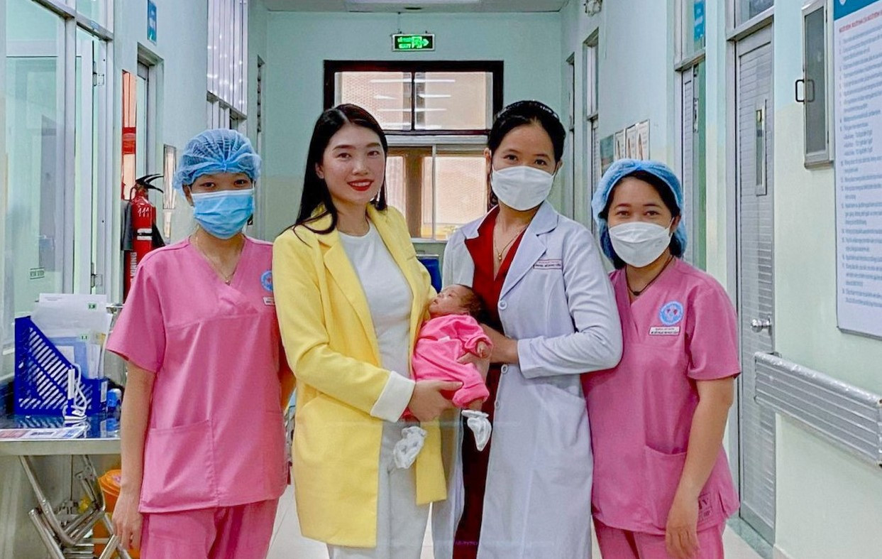 Em bé nặng gần 700 gram về với mẹ sau hơn 100 ngày nằm viện