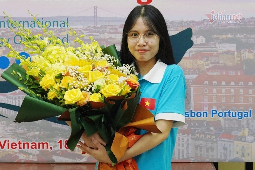Nữ sinh Phú Thọ bật khóc vì 'đổi màu' huy chương Olympic quốc tế