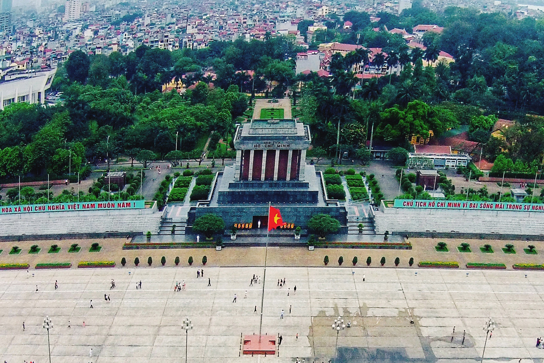 영묘는 호치민이 대규모 집회를 주재하고 베트남 민주 공화국을 탄생시키는 독립 선언문을 낭독했던 바딘 광장 한가운데 플랫폼의 오래된 기초 위에 지어졌습니다. 영묘는 1973년 9월 2일 공식적으로 착공되었습니다.