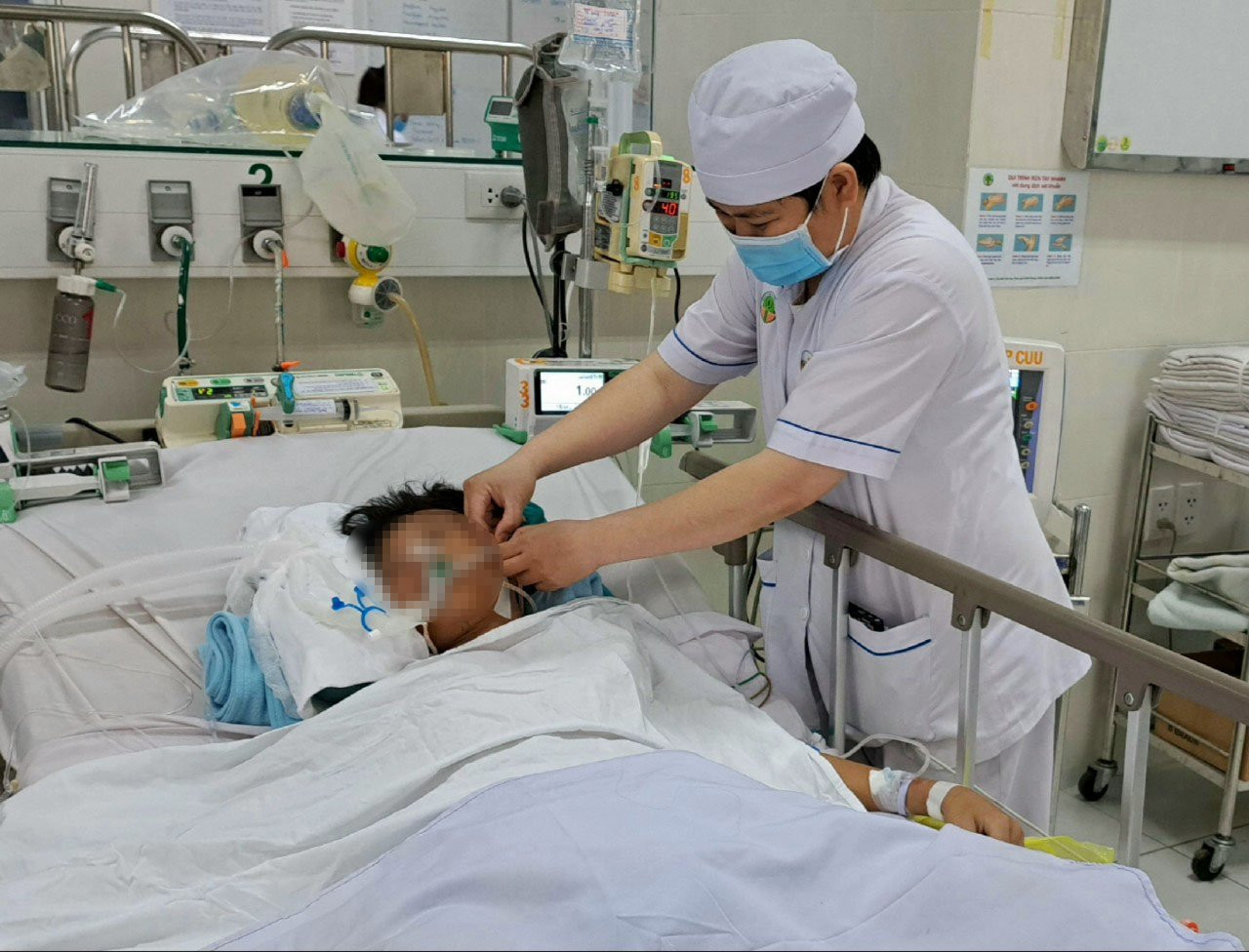 Hai nam sinh biết bơi suýt tử vong vì đuối nước ở hồ bơi