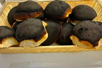 Bánh mì 'cháy đen cháy đỏ' vẫn đắt khách gây tranh cãi