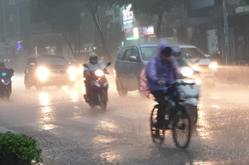 Mưa giông tối mặt, người dân TP.HCM bật đèn xe giữa ban ngày