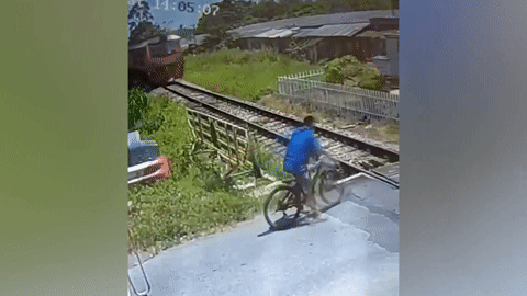 Khoảnh khắc người đàn ông thoát chết trong gang tấc khi vượt rào chắn đường sắt
