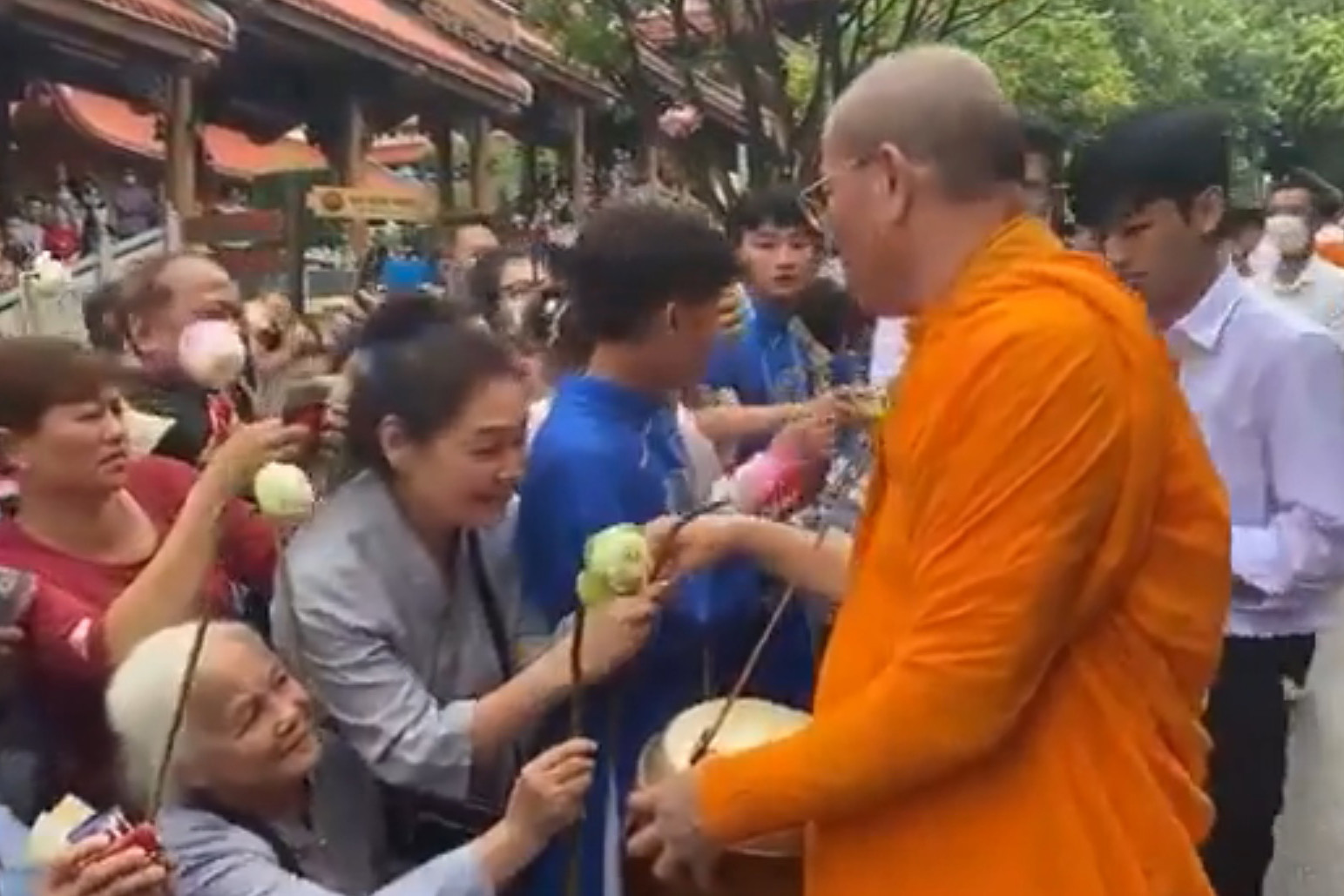 TP Uông Bí lên tiếng về việc sư thầy chùa Ba Vàng nhận tiền trong lễ Vu lan