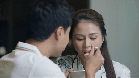 'Đấu trí' tập 21: Lam được đại uý Vũ đút cháo trong phòng khách sạn